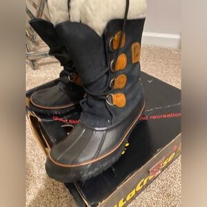 Aspen Footwear Boots Size 7, worn once or twice..Waterproof